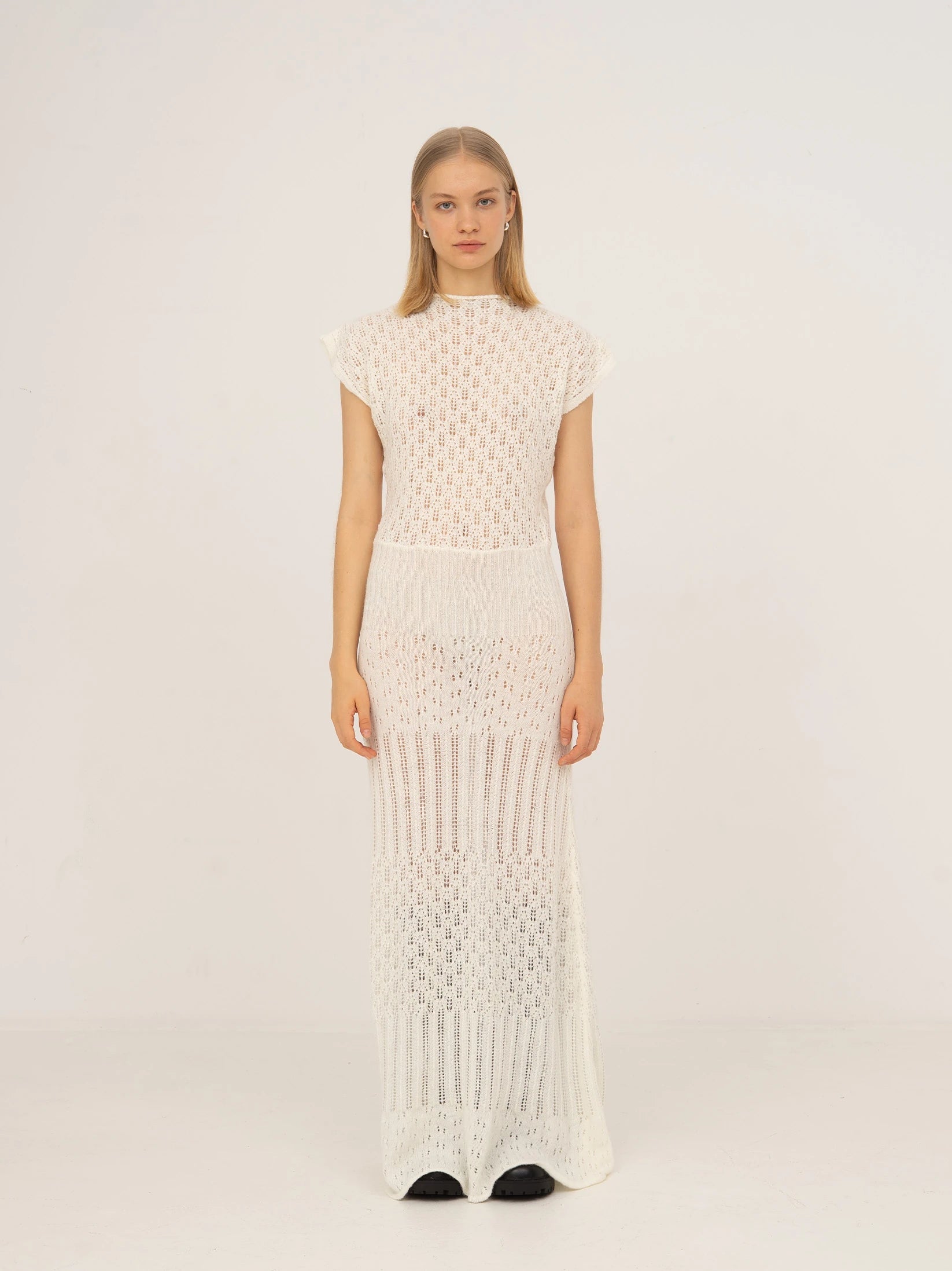 Long white knit dress with fitted waist | CARMEN SAYS