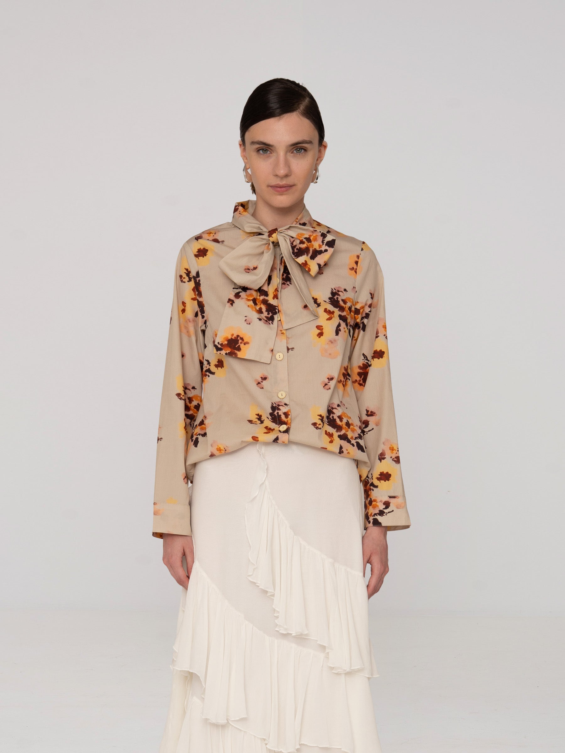 Floral blouse with bow and covered buttons | CARMEN SAYS