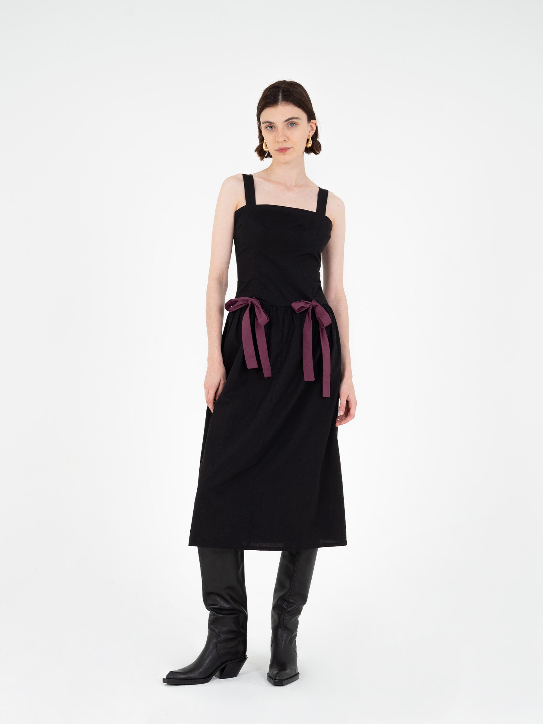 Elegant black midi dress with square neckline | CARMEN SAYS Elegant black midi dress with square neckline | CARMEN SAYS