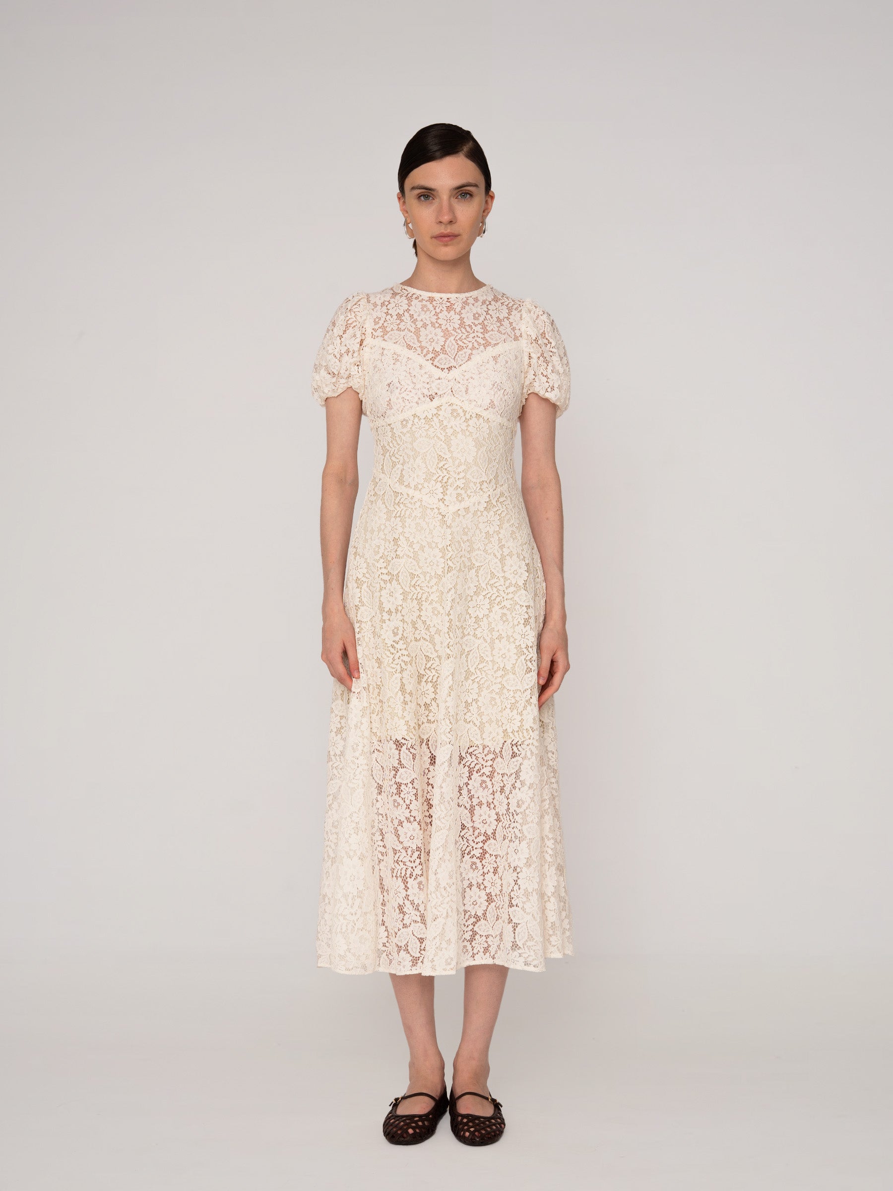 Long white lace dress with bow at the back | CARMEN SAYS
