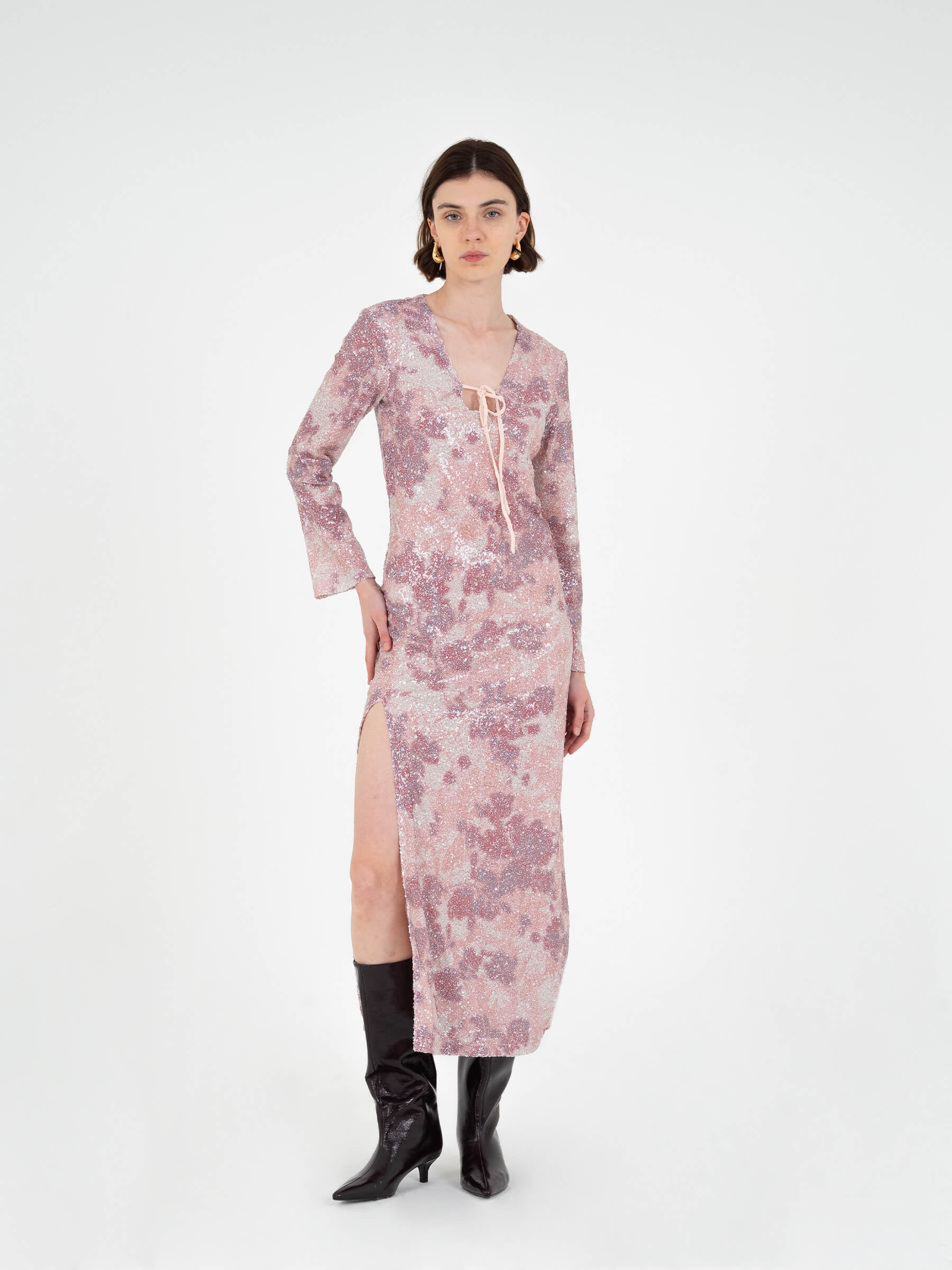 sequin star dress Long pink sequin dress with V-neckline