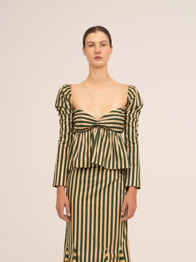 Top de manga larga con rayas verticales en tonos verde y beige, escote cuadrado fruncido y silueta ajustada en el pecho con bajo evasé.