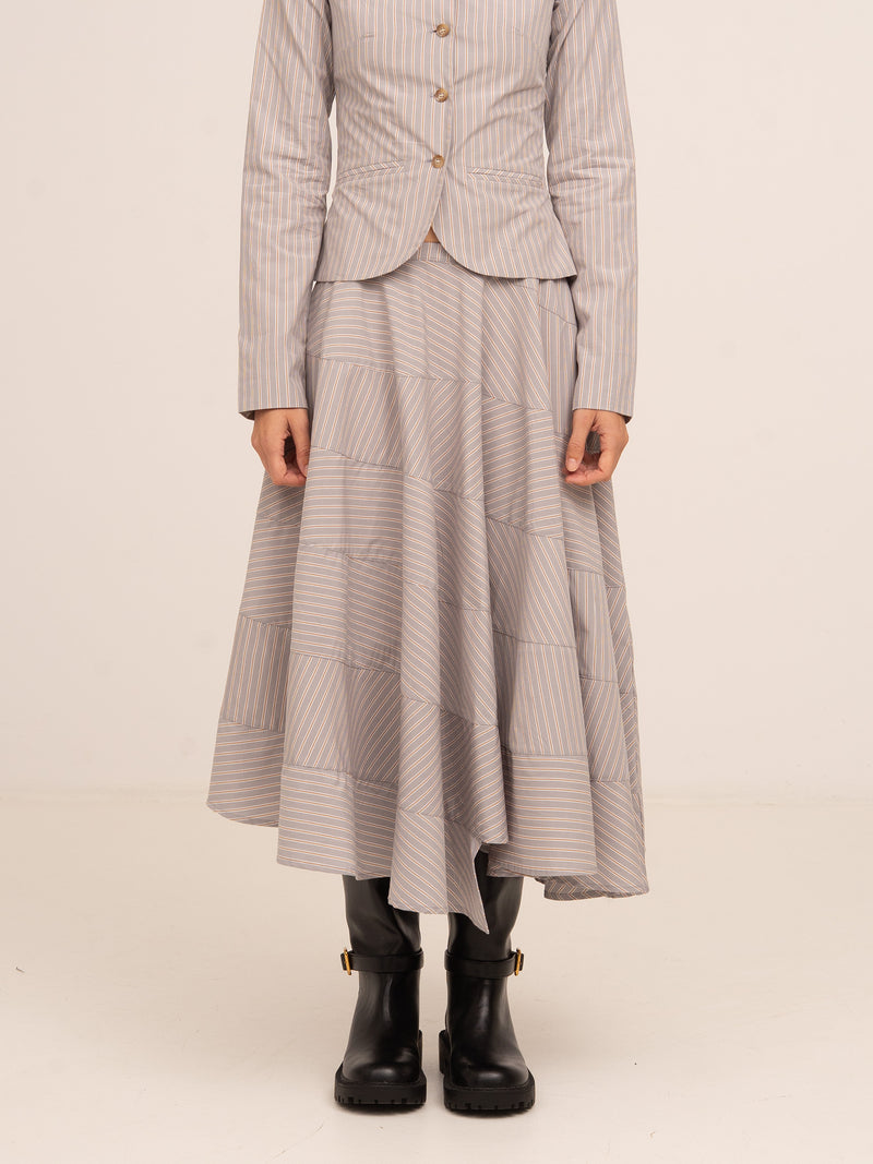Falda midi evasé con estampado de rayas finas en tonos gris y blanco, corte fluido y caída amplia.