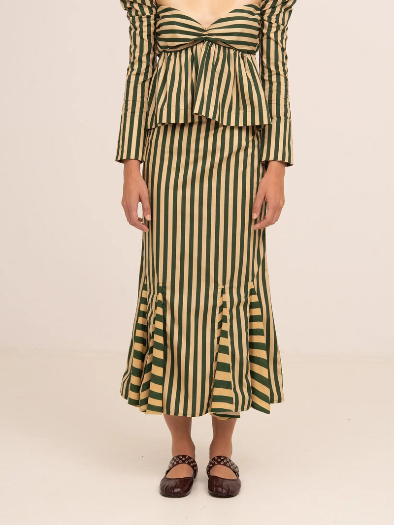 Falda midi con rayas verticales en tonos verde y beige, silueta evasé y bajo ligeramente acampanado.