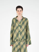 Completa tu look con Annapurna Green Rhombus Shirt