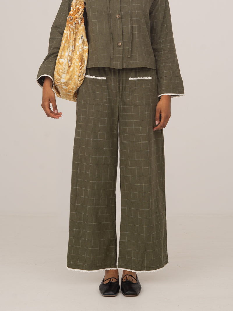 Modelo con pantalones largos de cuadros verdes y blancos Betty de CARMEN SAYS