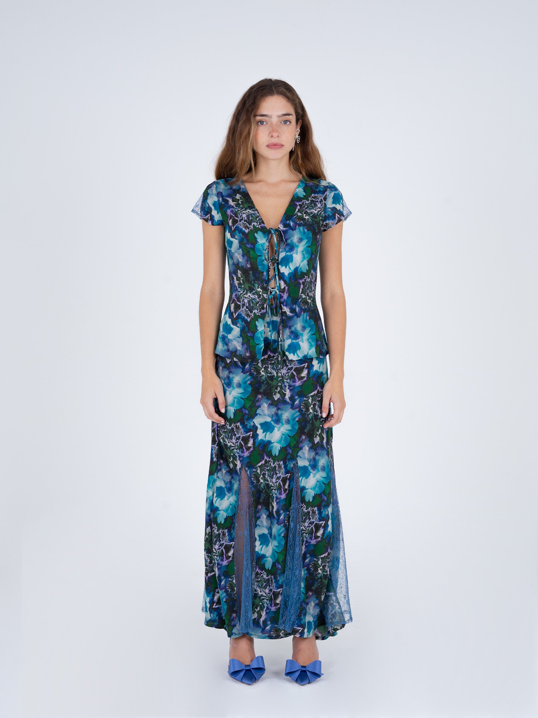 Blue Lotus Flower Print and Lace Top camisas y camisetas