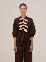 Completa tu look con Juggler Brown Polka Dot Blouse