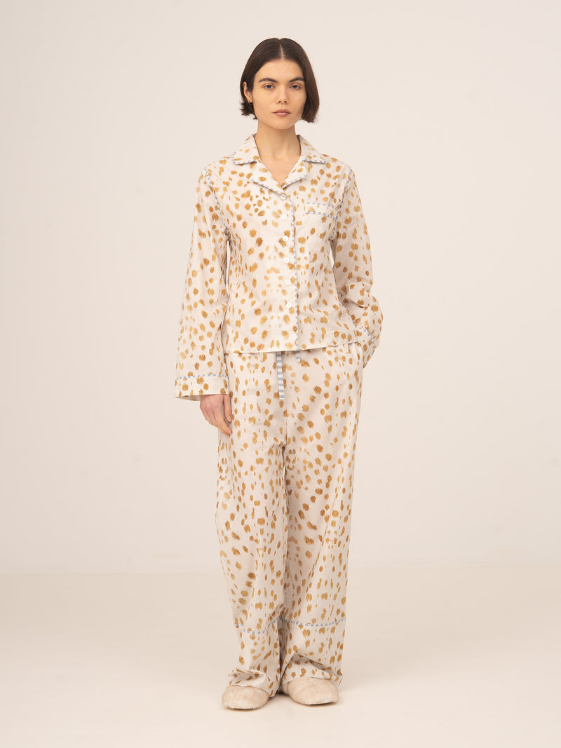 Pantalón de pijama femenino largo en color blanco con delicado estampado tipo bambi en tonos cálidos, diseño recto y fluido, suave y cómodo, ideal para dormir o estar en casa con un estilo elegante y relajado.