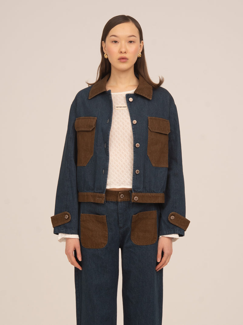 Chaqueta vaquera azul y marrón de Carmen Says con bolsillos en contraste y cuello camisero, diseño denim femenino y sofisticado ideal para looks urbanos con estilo.