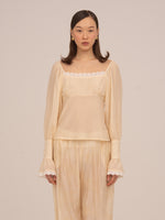 Completa tu look con Cream Crush Blouse