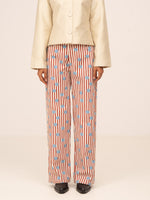 Completa tu look con Doll Red Striped Jeans