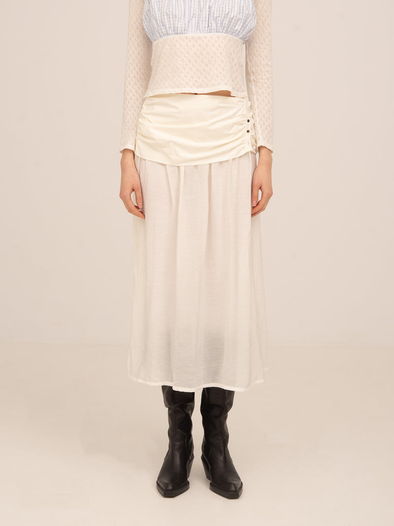 Falda midi blanca de Carmen Says con diseño fluido y detalle fruncido en la cintura, estilo femenino y elegante ideal para looks sofisticados y ocasiones especiales.