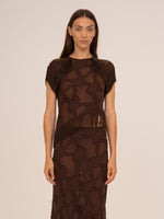 Completa tu look con Brown Balance Fringe Top