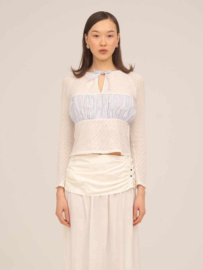 Top beige y azul de Carmen Says con manga larga semitransparente, detalle fruncido en el pecho y abertura frontal, diseño femenino y sofisticado ideal para looks elegantes y conjuntos especiales.