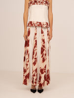 Completa tu look con Red Noctis Flower Print Skirt