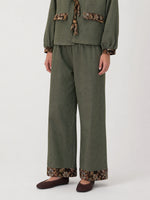 Completa tu look con Daphne Olive Floral Hem Trousers
