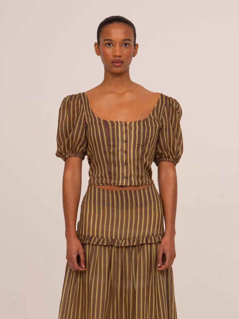 Top de mujer en tonos marrón y verde con estampado de rayas verticales, diseño de manga corta abullonada y silueta ajustada.