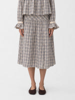 Completa tu look con Heather Check Skirt