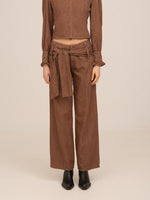 Completa tu look con District Brown Denim Pants