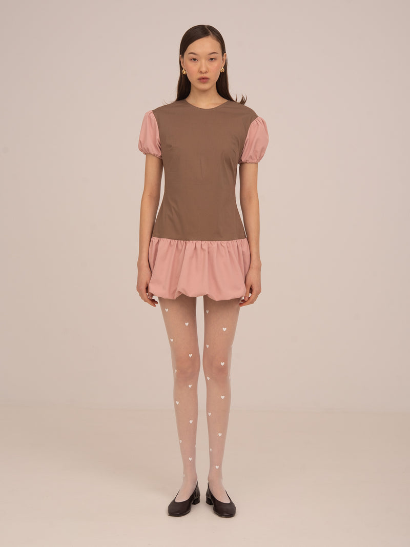 Vestido mini rosa y marrón de Carmen Says con manga corta abullonada y falda con volante, diseño romántico y femenino ideal para looks de invitada y ocasiones especiales.