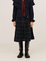 Completa tu look con Evermore Plaid Blue and Red Pleated Skirt 
