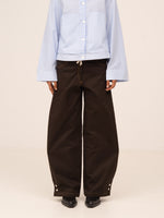 Completa tu look con Barefoot Brown Jeans 