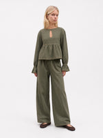 Completa tu look con Olive Starlit Denim Peplum Blouse