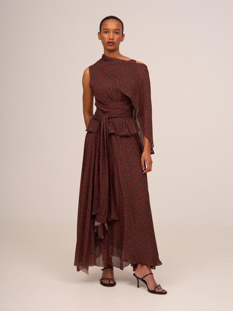 Vestido largo de mujer en color marrón con estampado de lunares rojos, diseño sin mangas y detalle drapeado en la cintura.