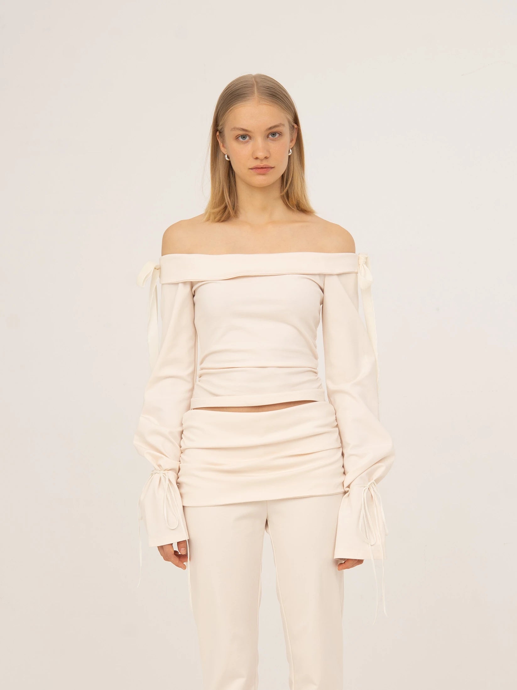 Top blanco off shoulder con lazadas de terciopelo | CARMEN SAYS