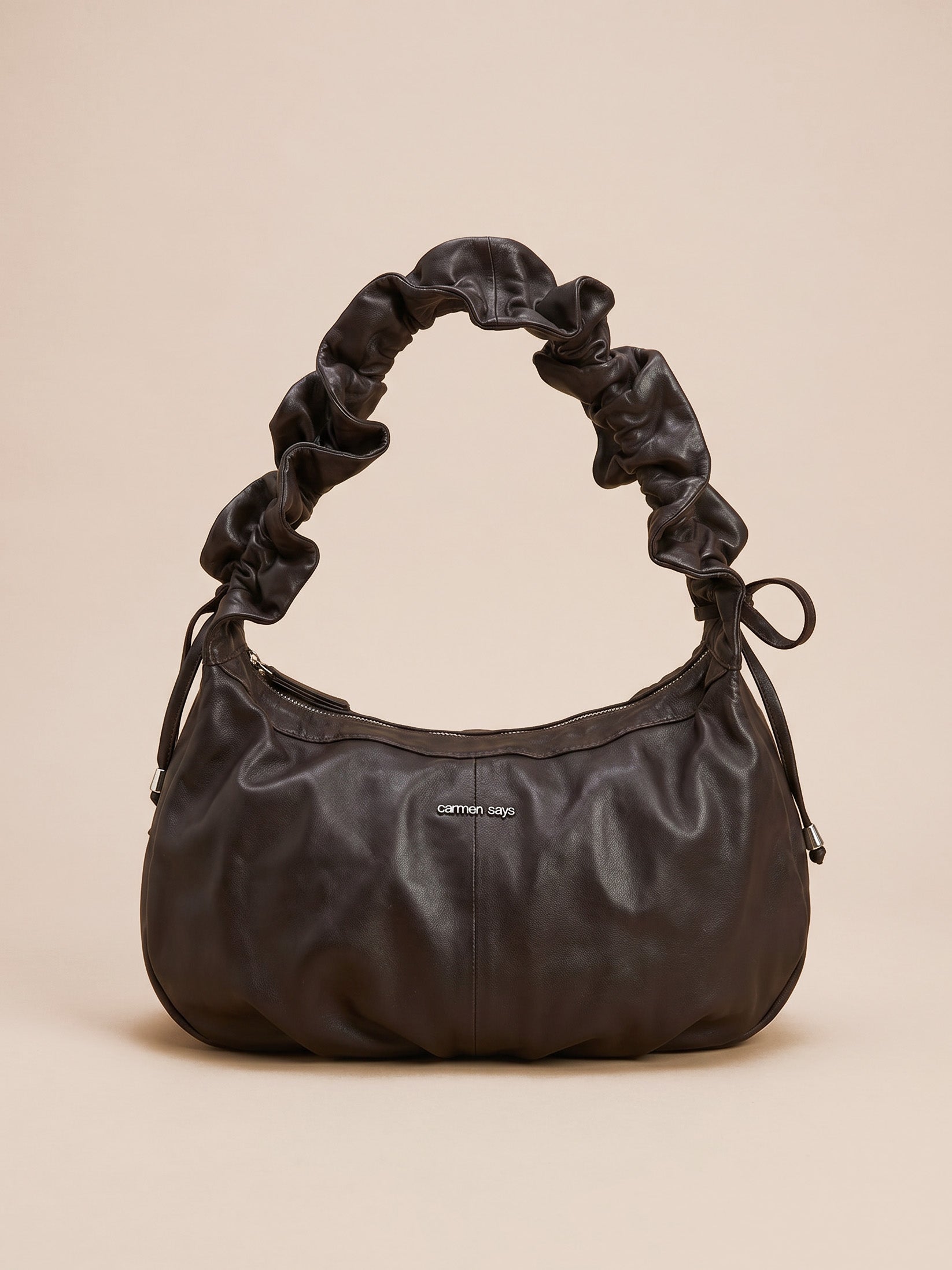 Bolso de hombro de piel para mujer en color neutro, con diseño minimalista, asa fruncida ajustable y cierre de cremallera. Un bolso versátil, elegante y perfecto para el día a día.