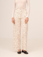 Completa tu look con Cream Polka Dot Fuji Pants