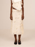 Completa tu look con Sunlit Cream Embroidered Midi Skirt
