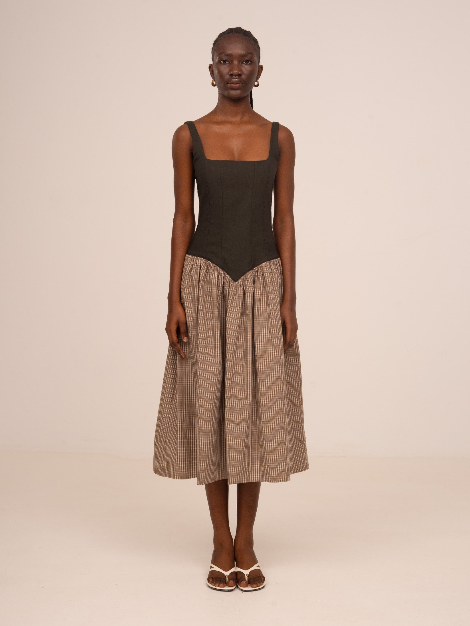 Vestido midi marrón de cuadros con escote recto y cuerpo en contraste