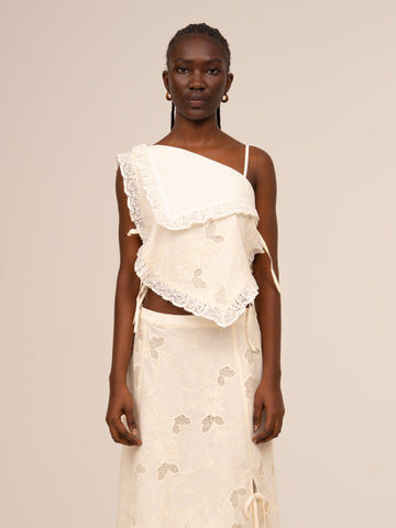 Top asimétrico color crema para mujer con bordado floral