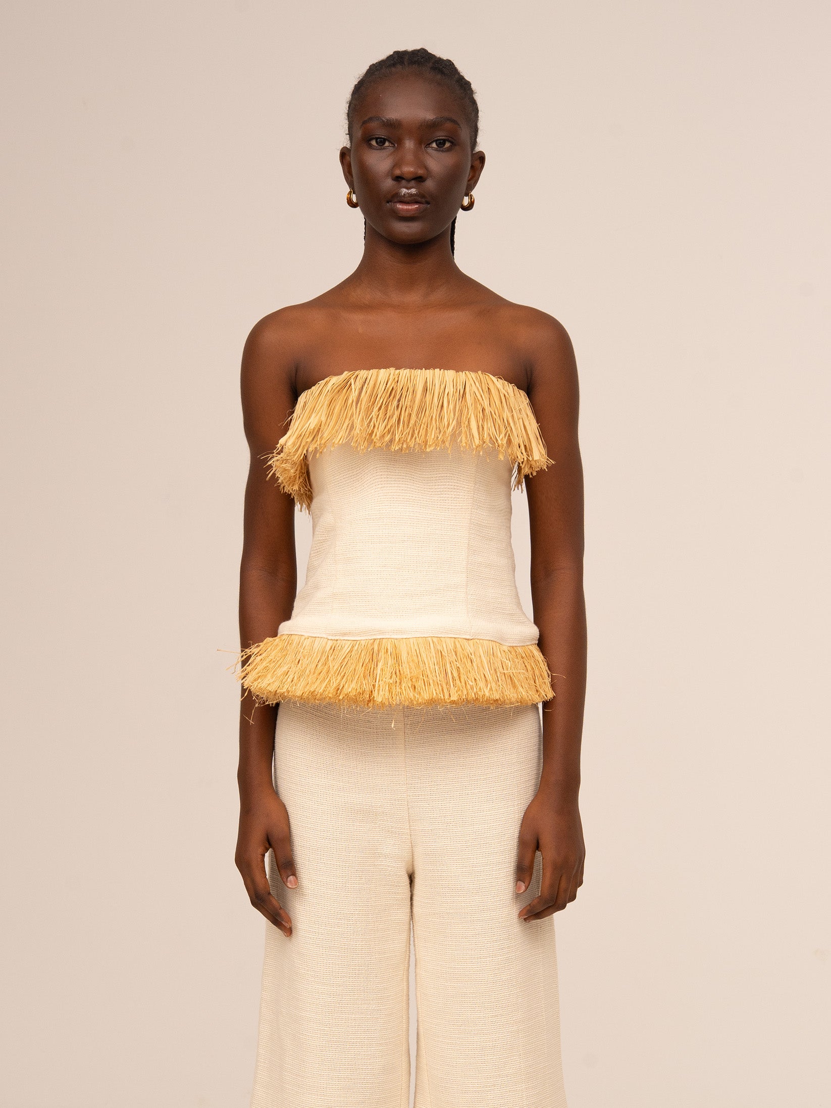 Top palabra de honor color crudo para mujer con flecos en escote y bajo