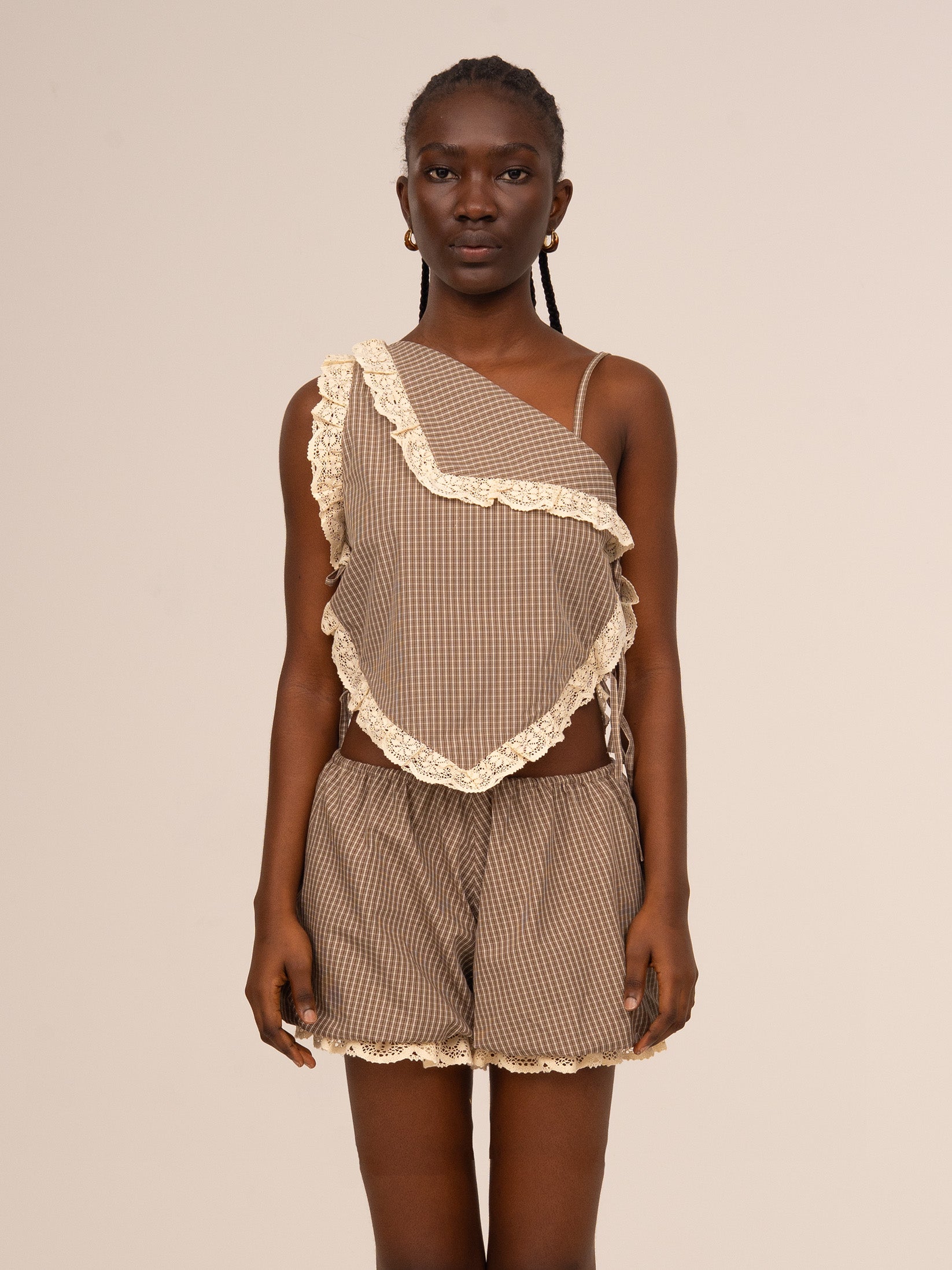 Top asimétrico de cuadros marrón para mujer de un hombro