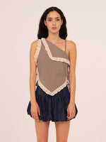 Completa tu look con Rove Brown Plaid Asymmetric Top