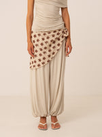 Completa tu look con Riviera Ivory Balloon Pants