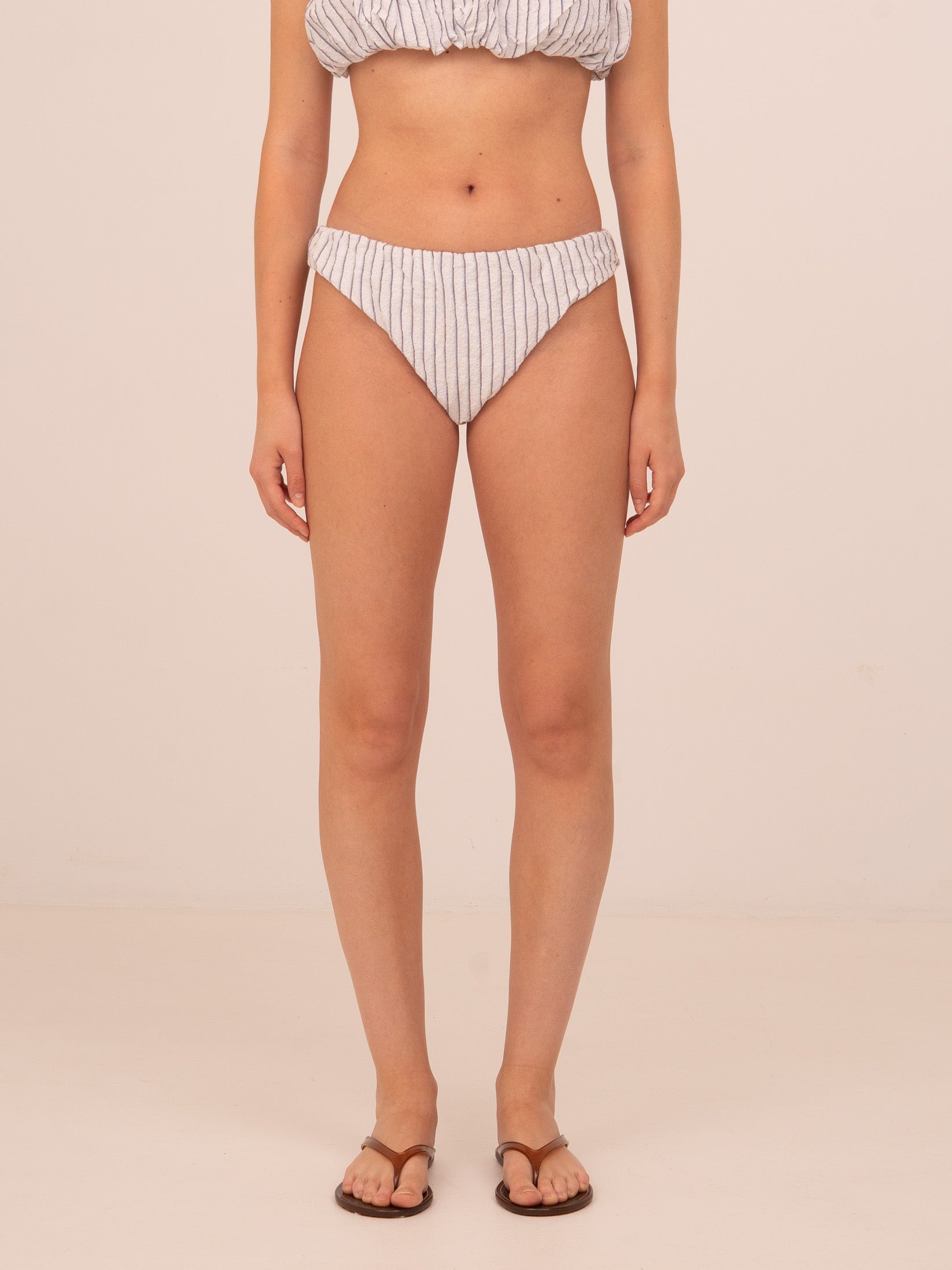 raguita de bikini de mujer en color azul con estampado de rayas, diseño clásico y favorecedor. Confeccionada en tejido cómodo y elástico, ideal para combinar con tops de bikini a juego. Perfecta como bikini bottom versátil para playa y piscina en verano.
