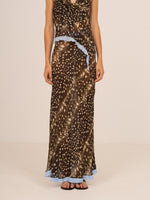 Completa tu look con Ice Noir Animal Print Skirt