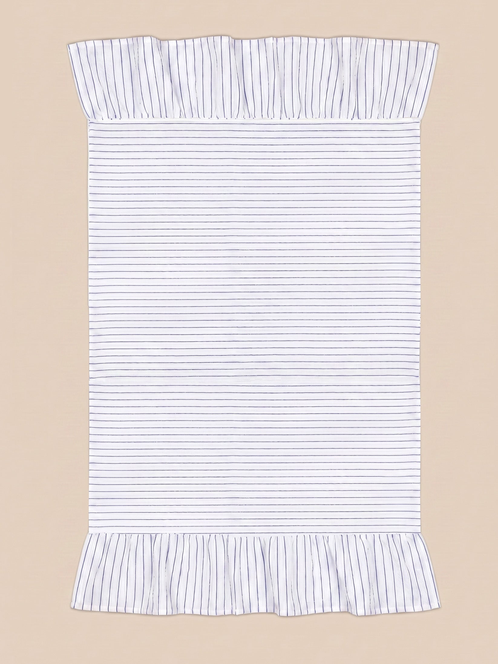Toalla de playa de rayas en tonos azules, confeccionada en algodón suave y absorbente. Diseño ligero y versátil, ideal para playa o piscina. Una toalla elegante, práctica y perfecta para el verano.