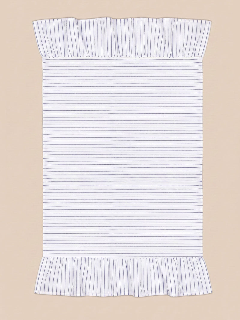 Toalla de playa de rayas en tonos azules, confeccionada en algodón suave y absorbente. Diseño ligero y versátil, ideal para playa o piscina. Una toalla elegante, práctica y perfecta para el verano.