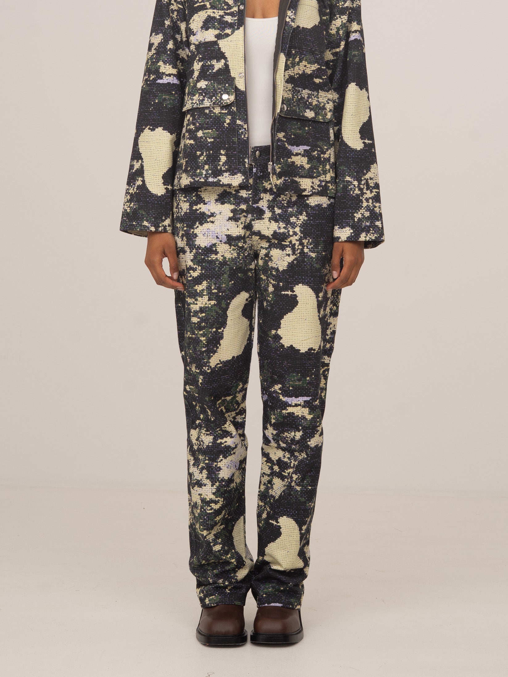 Modelo con pantalones vaqueros estampados Carolina de CARMEN SAYS en tonos azul y amarillo