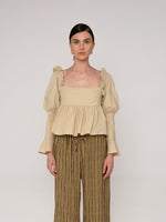 Completa tu look con Chambre Beige Ruffle Blouse