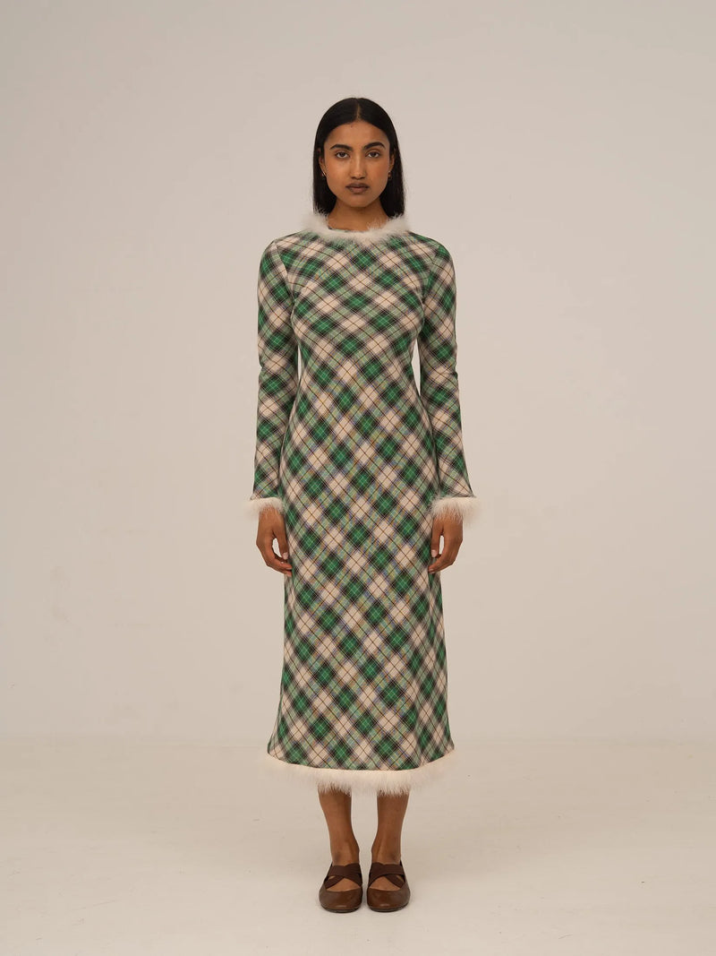 Vestido midi verde de cuadros con manga larga y silueta recta, presentado sobre modelo en estudio con fondo neutro.