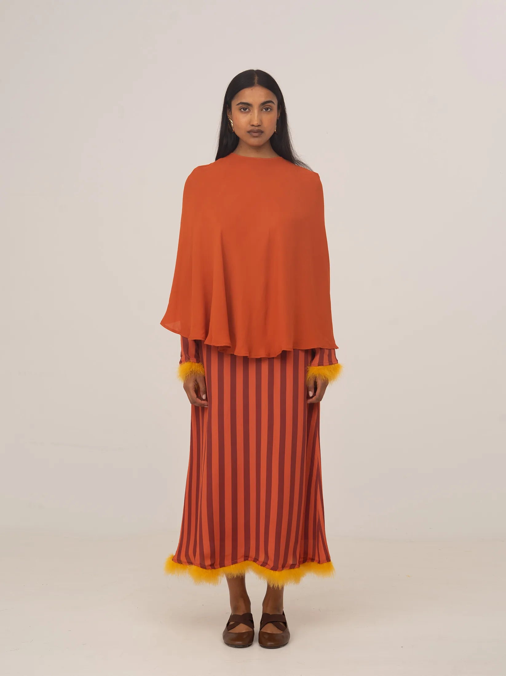 Modelo con capa naranja Colombina de CARMEN SAYS para ocasiones especiales