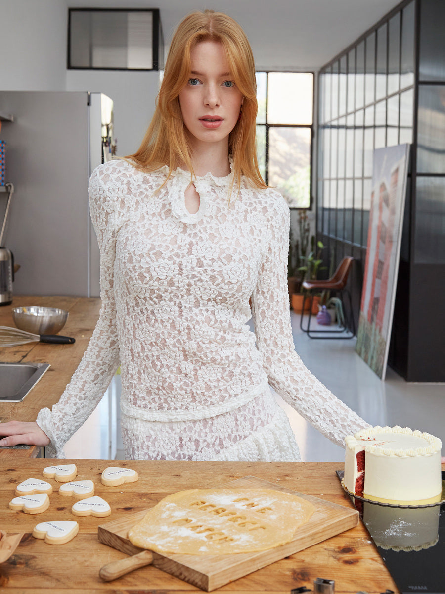 Elegant long-sleeved white lace top | CARMEN SAYS