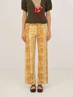 Completa tu look con Deer Print Denim Jeans