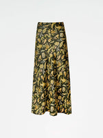 Completa tu look con Enigma Green Floral Print Skirt